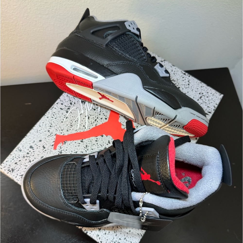 Air Jordan 4 retro (GS) 5.5y or women’s 7. Brand new never worn.